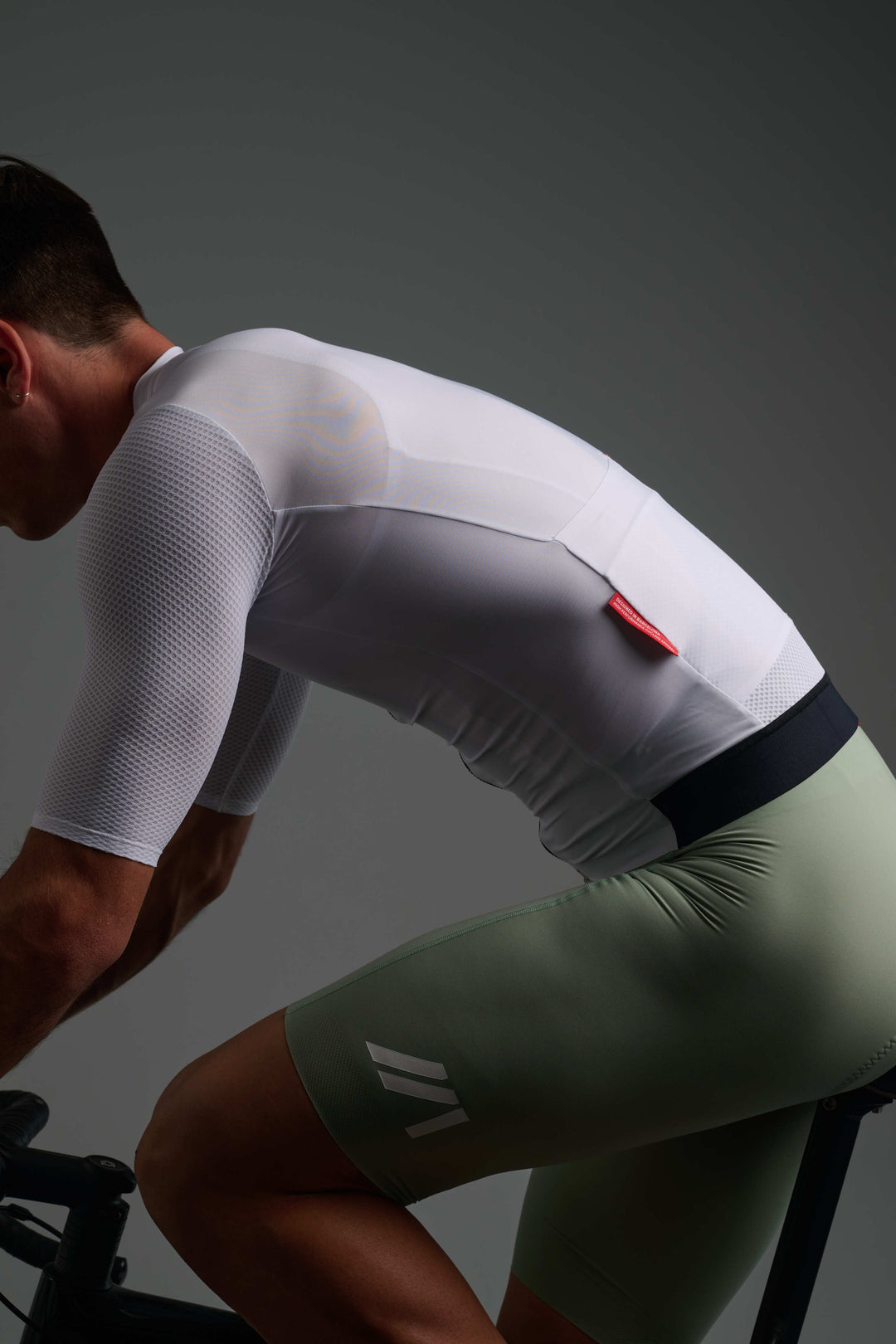 Patrón aerodinámico de ajuste profesional que se adapta al cuerpo en posición real de pedaleo. Reduce la resistencia y mantiene una estética limpia y competitiva.