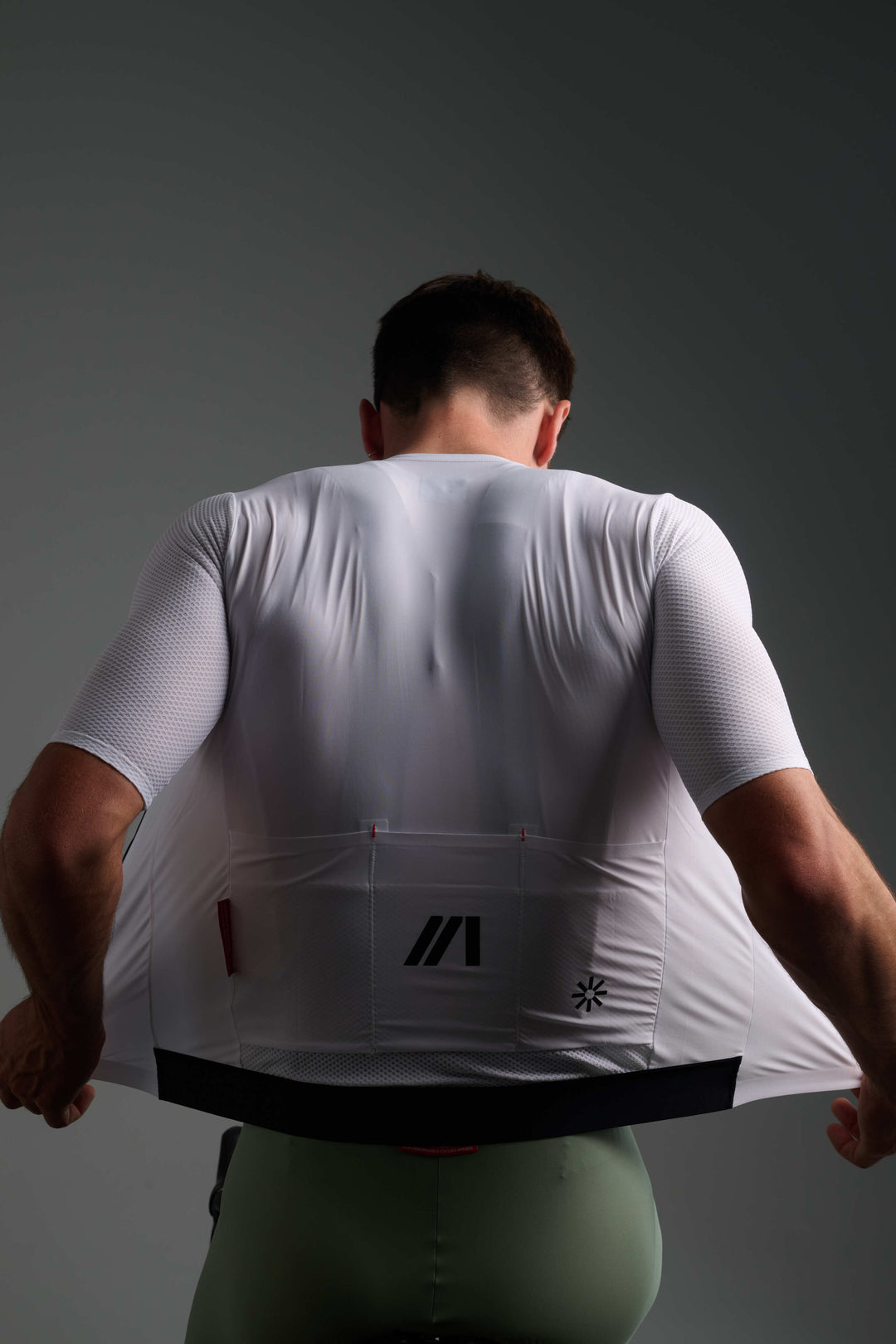 Tejidos ultraligeros de tacto suave que garantizan confort incluso en entrenamientos prolongados y a ritmos altos.
