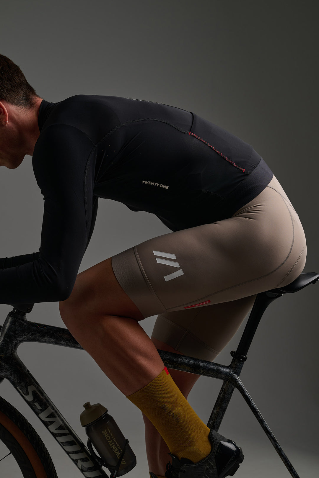 Paneles ergonómicos que se adaptan al cuerpo del ciclista para aportar un ajuste anatómico y favorecer una posición eficiente sobre la bicicleta.