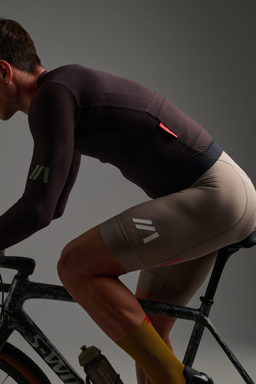 Patrón aerodinámico de ajuste Pro Fit que se adapta al cuerpo en posición real de pedaleo. Reduce la resistencia y mantiene una estética limpia y competitiva.