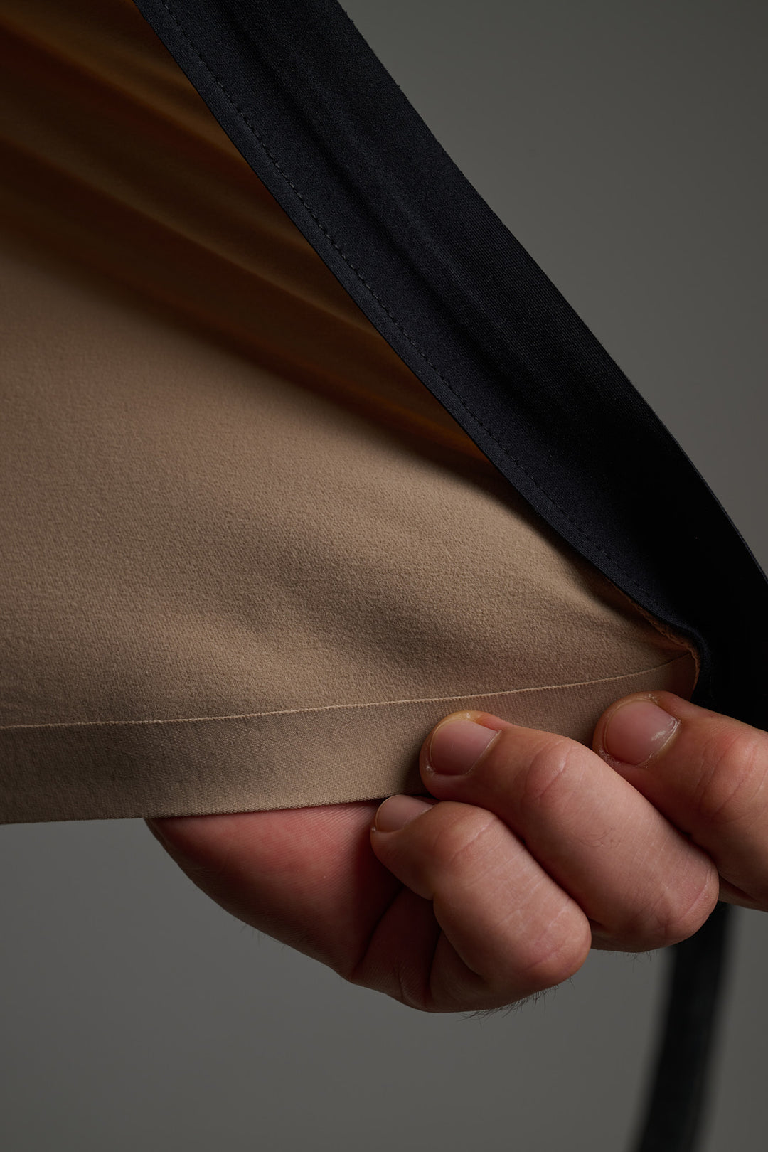 Tejido técnico suave con interior ligeramente afelpado, desarrollado para proteger del frío moderado manteniendo una temperatura corporal estable.