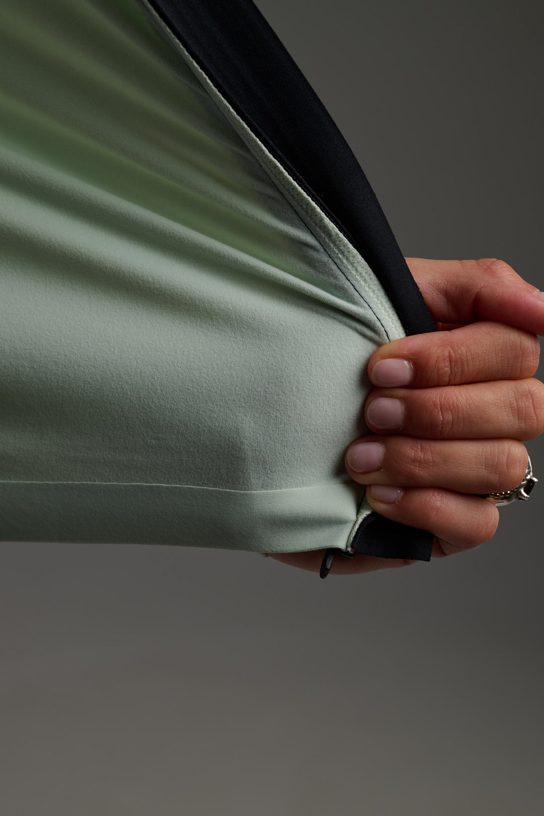 Tejido técnico suave con interior ligeramente afelpado, desarrollado para proteger del frío moderado manteniendo una temperatura corporal estable.