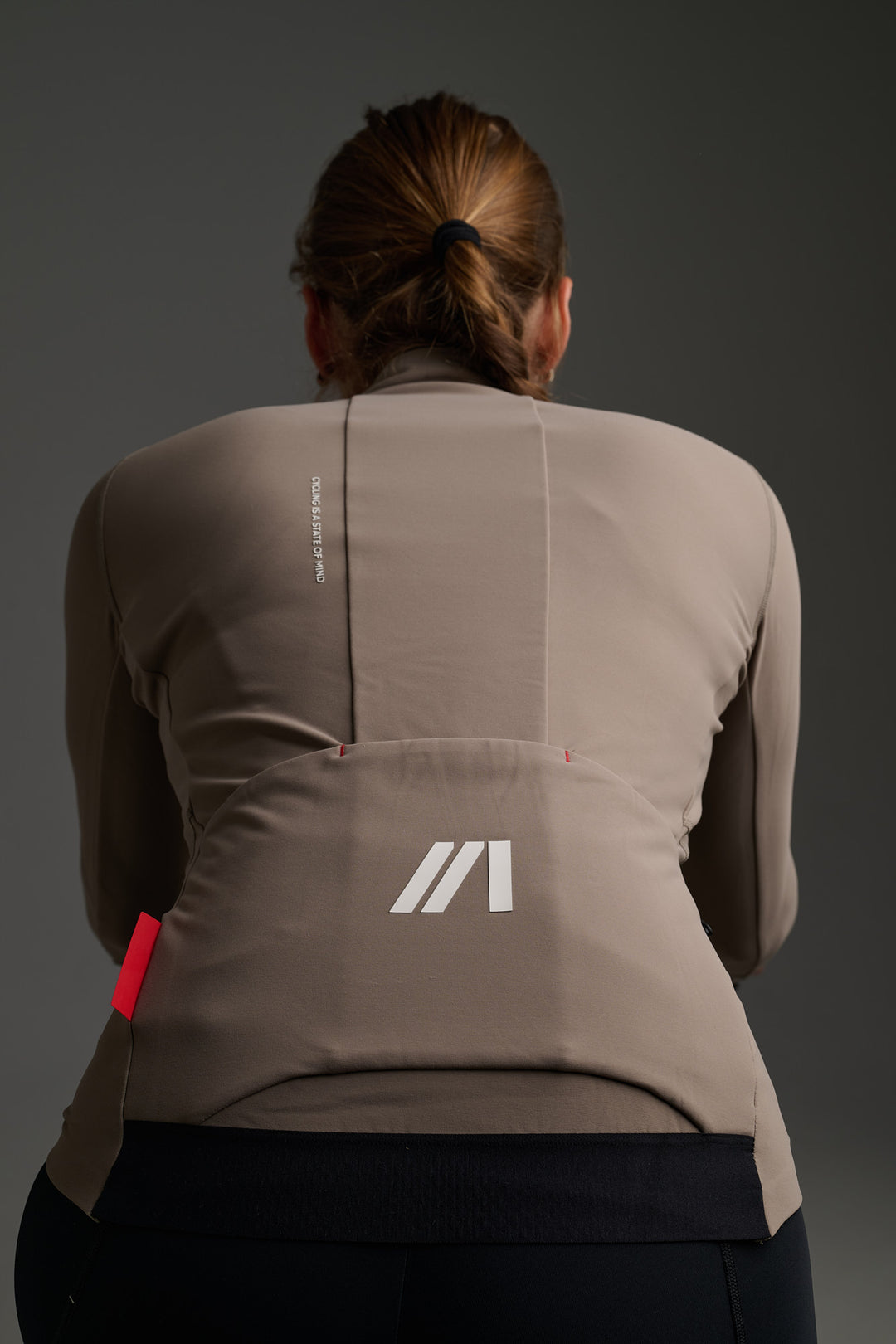 Bolsillos traseros accesibles incluso con guantes, pensados para salidas en condiciones exigentes. Bolsillo extra con cremallera para asegurar objetos de valor.