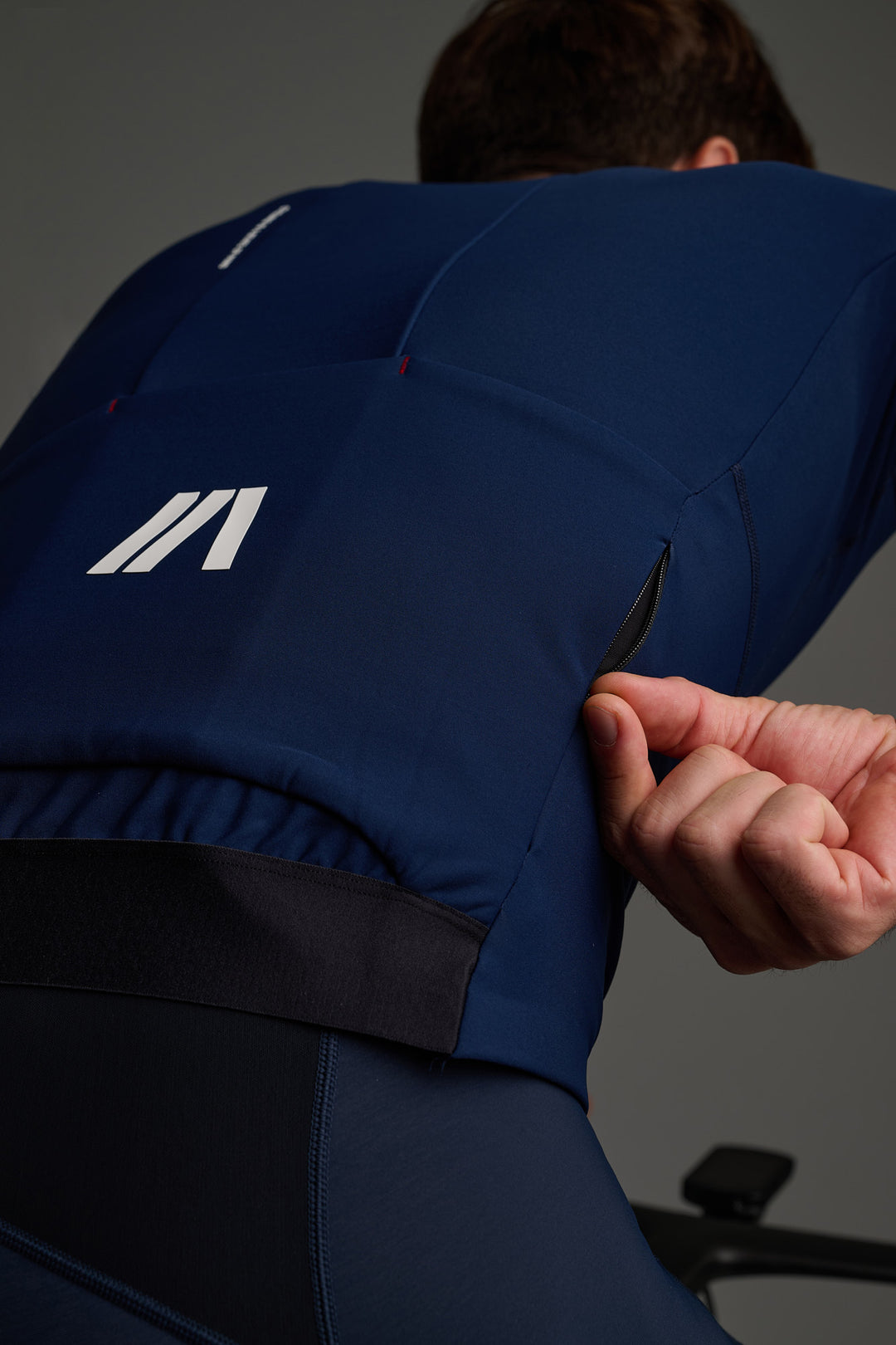 Bolsillos traseros accesibles incluso con guantes, pensados para salidas en condiciones exigentes. Bolsillo extra con cremallera para asegurar objetos de valor.