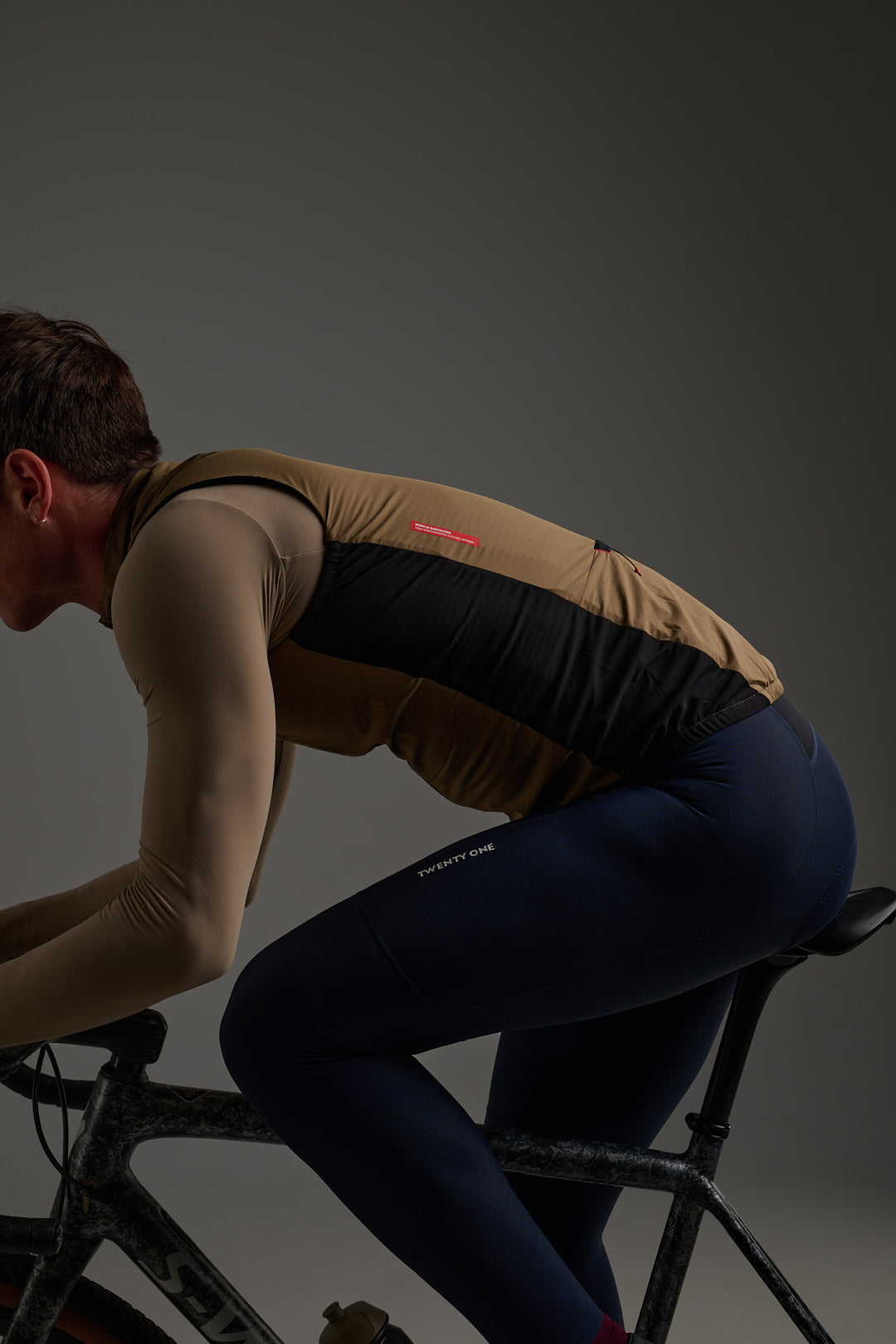 Patrón diseñado para adaptarse al cuerpo sin limitar la movilidad sobre la bicicleta.