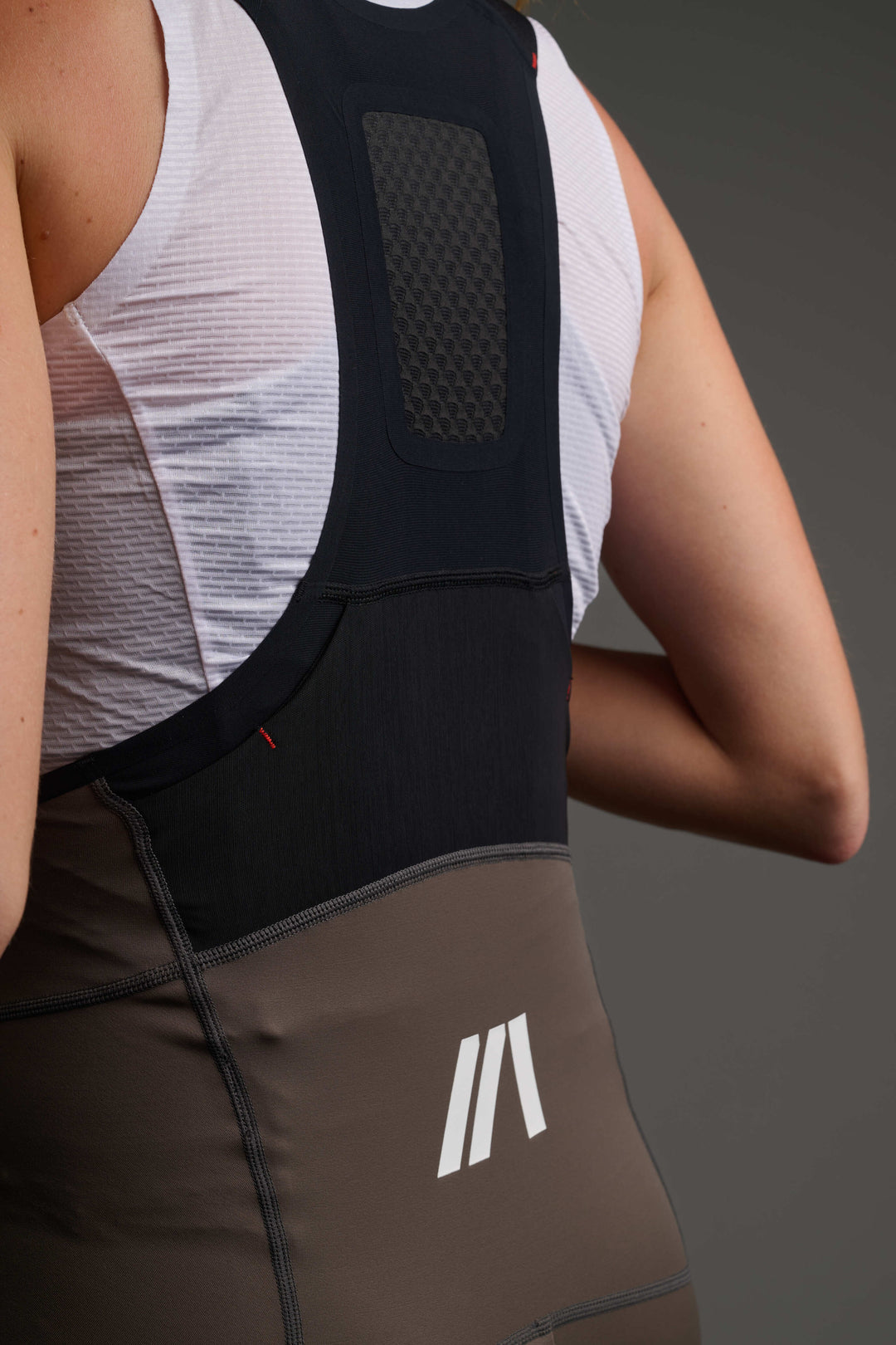 Sistema de tirantes con rejilla técnica y bolsillo lumbar superior de malla, el cual añade espacio adicional sin comprometer la comodidad.