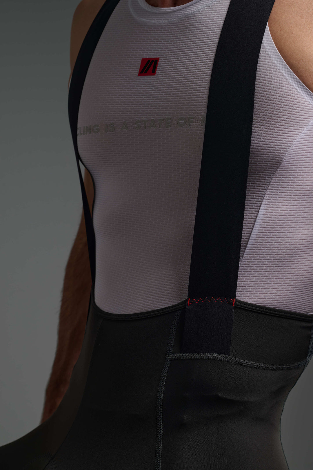Diseño compresivo con tirantes suaves y estables que mantienen la prenda en su sitio, aportando soporte muscular y confort sin presión en rutas exigentes.