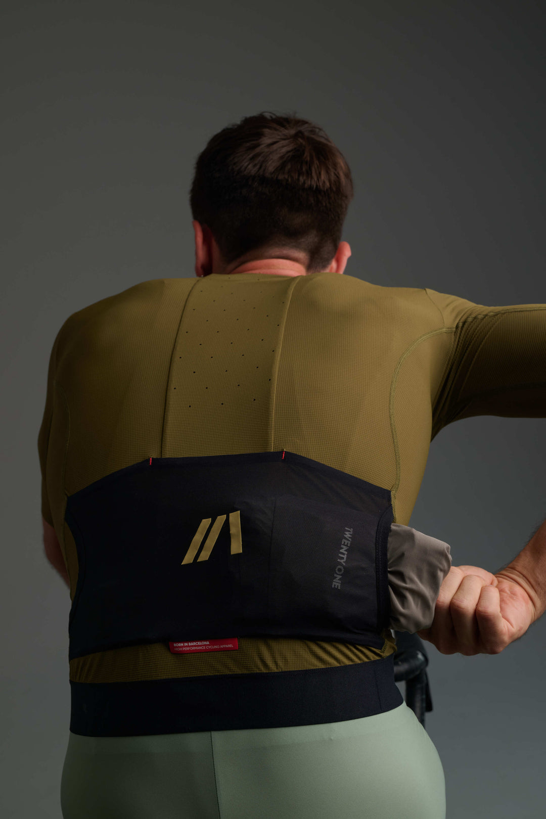 Bolsillos traseros amplios que permiten transportar lo esencial para rutas de larga distancia, junto a un bolsillo de malla transversal que aporta almacenamiento extra.