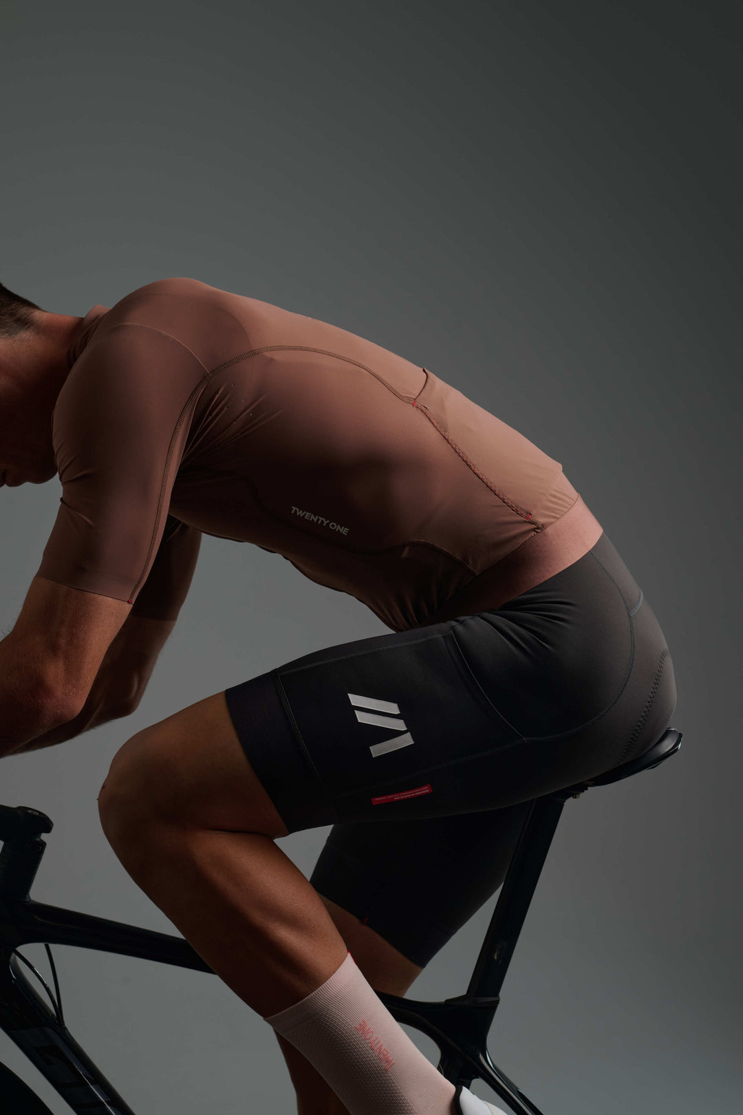 Paneles ergonómicos que se adaptan al cuerpo del ciclista para mejorar el ajuste y favorecer una posición eficiente sobre la bicicleta.