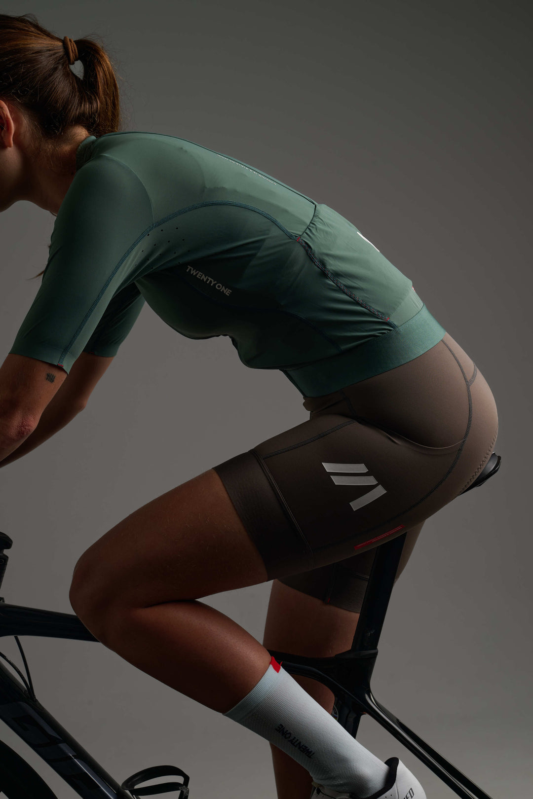 Paneles ergonómicos que se adaptan al cuerpo del ciclista para mejorar el ajuste y favorecer una posición eficiente sobre la bicicleta.