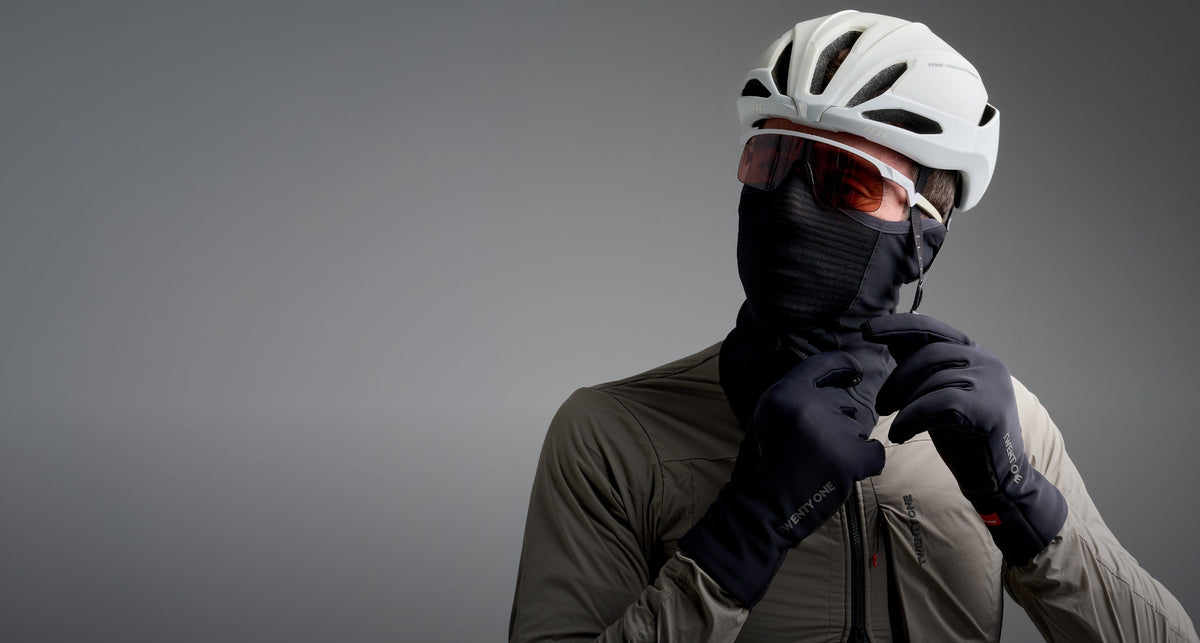 Ciclista con equipación técnica de invierno de Twenty One Cycling