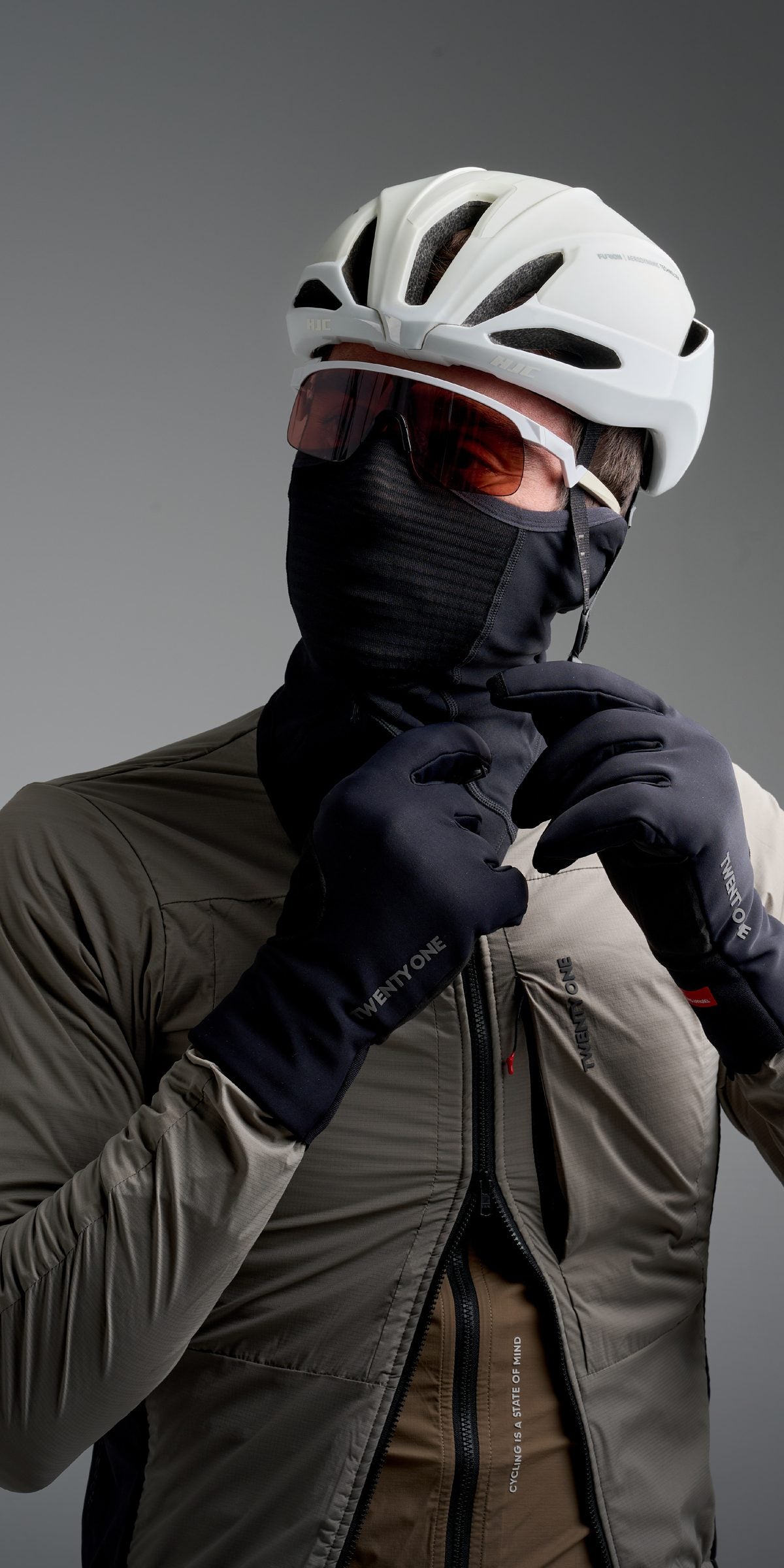 Ciclista con equipación técnica de invierno de Twenty One Cycling