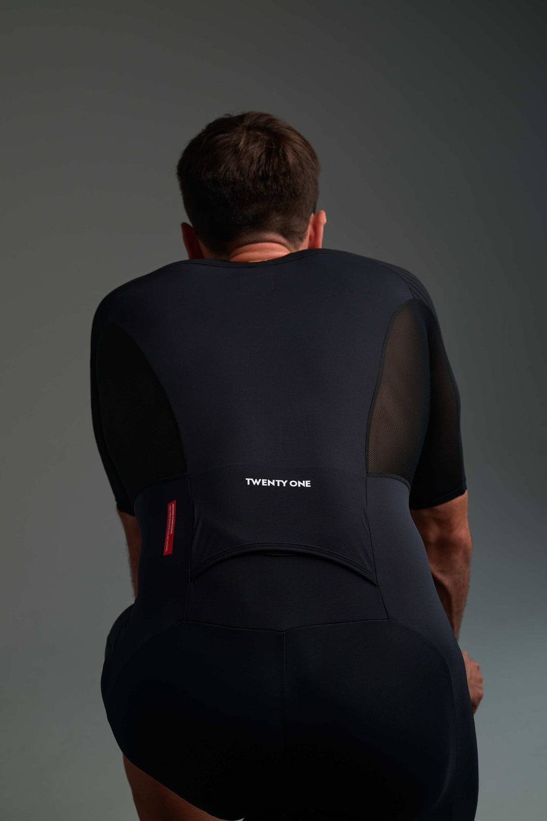 Full-length front zipper allows for easy ventilation adjustment according to the intensity of the effort or the conditions of the race. It features a smooth-gliding system.
