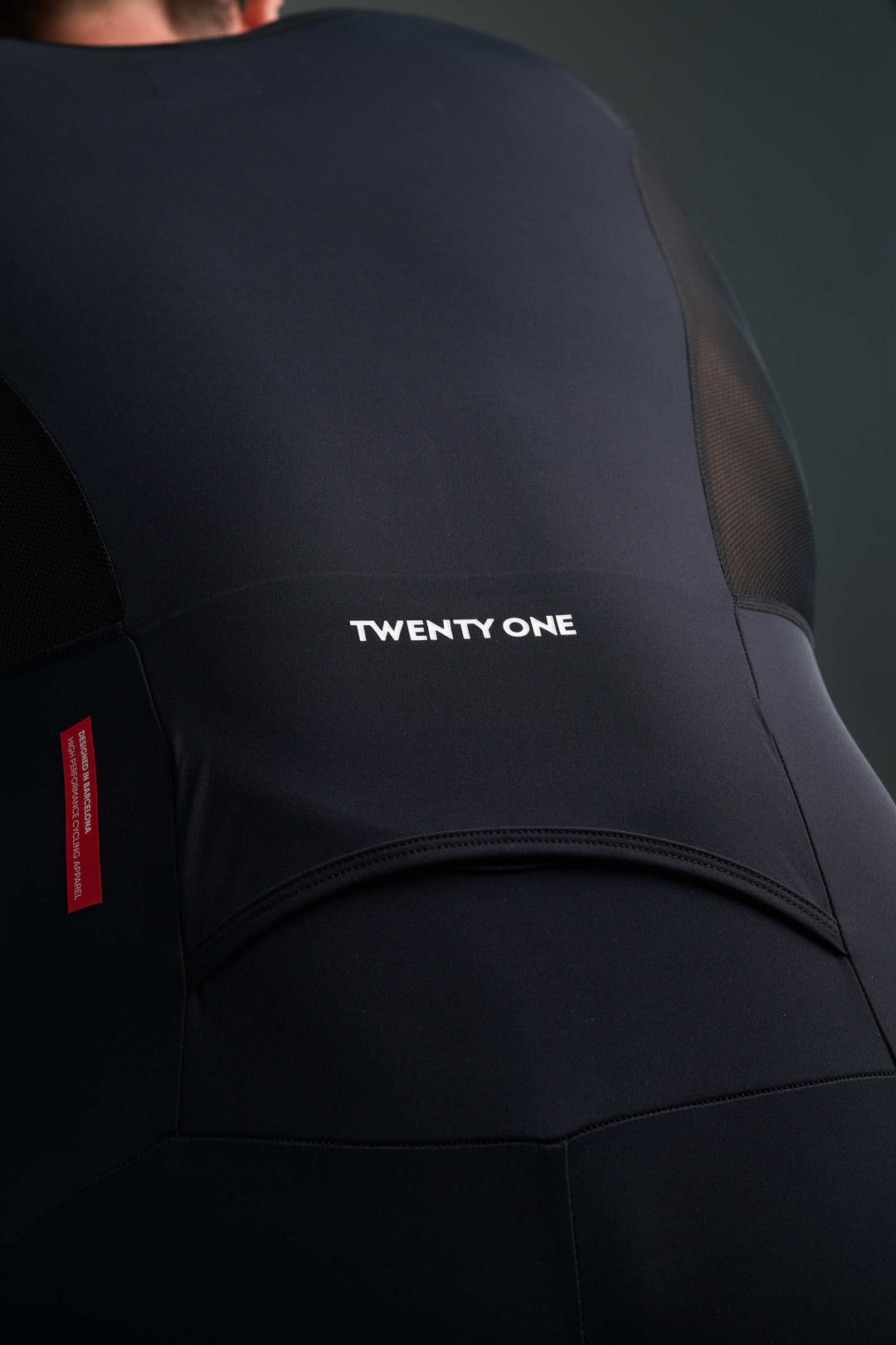 Horizontal back pocket designed to carry nutrition in a stable manner and with quick access during competition.